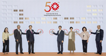 相片：行政長官李家超（中）和中聯辦副主任何靖（左三）主持房委會成立50周年慶典儀式。